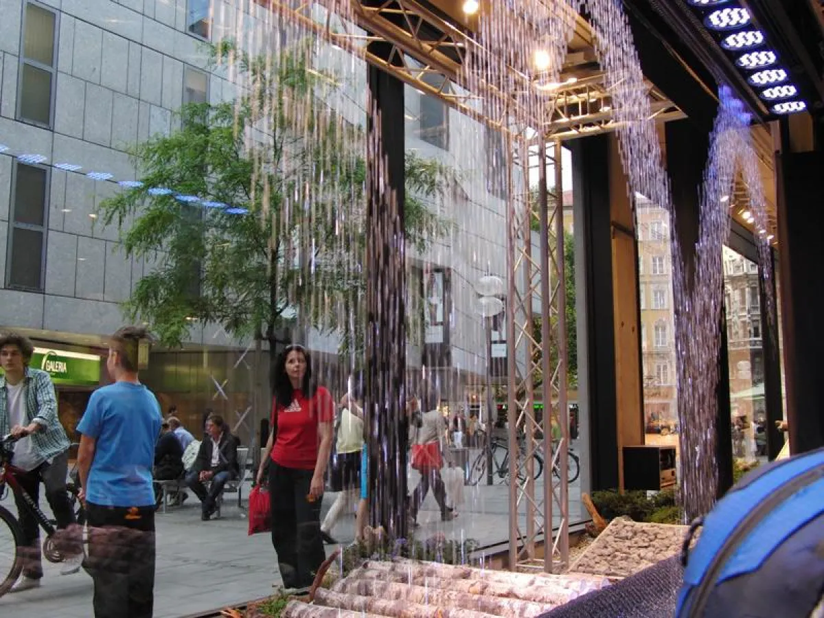 Wassergrafik im Sporthaus Schuster (Foto: watershow.de, frei zur Veröffentlichung bei Namensnennung)