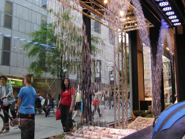 Bild: watershow.de installiert Wassergrafik in Münchener Traditions-Sporthaus