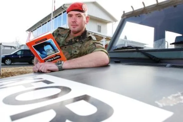 Bild: „Ein Stück Heimat in der Ferne“ Berliner Soldat stationiert in Pristina, Kosovo über „Smiling Berlin“