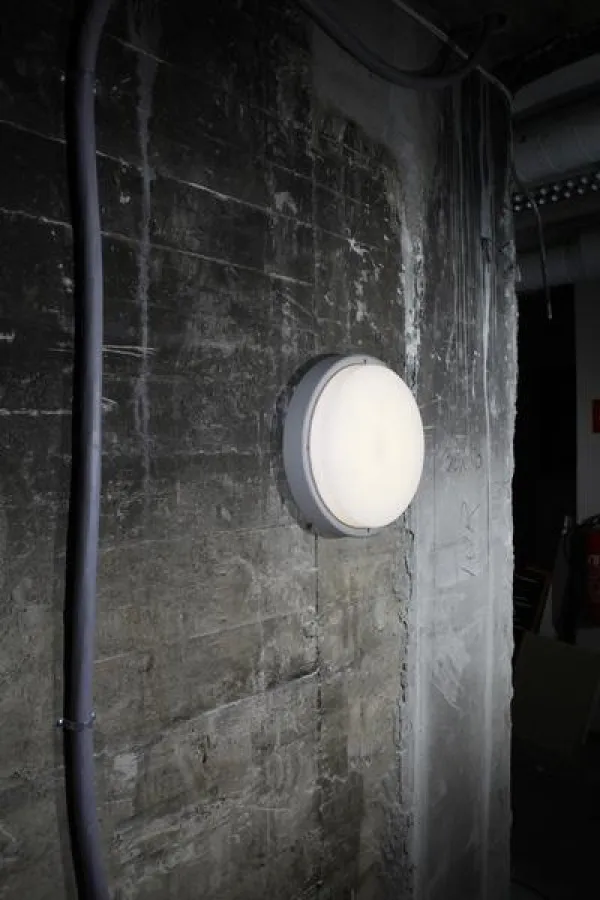 Die neue Glamox O70-S fügt sich optimal in Umgebungen mit rauen Oberflächen ein