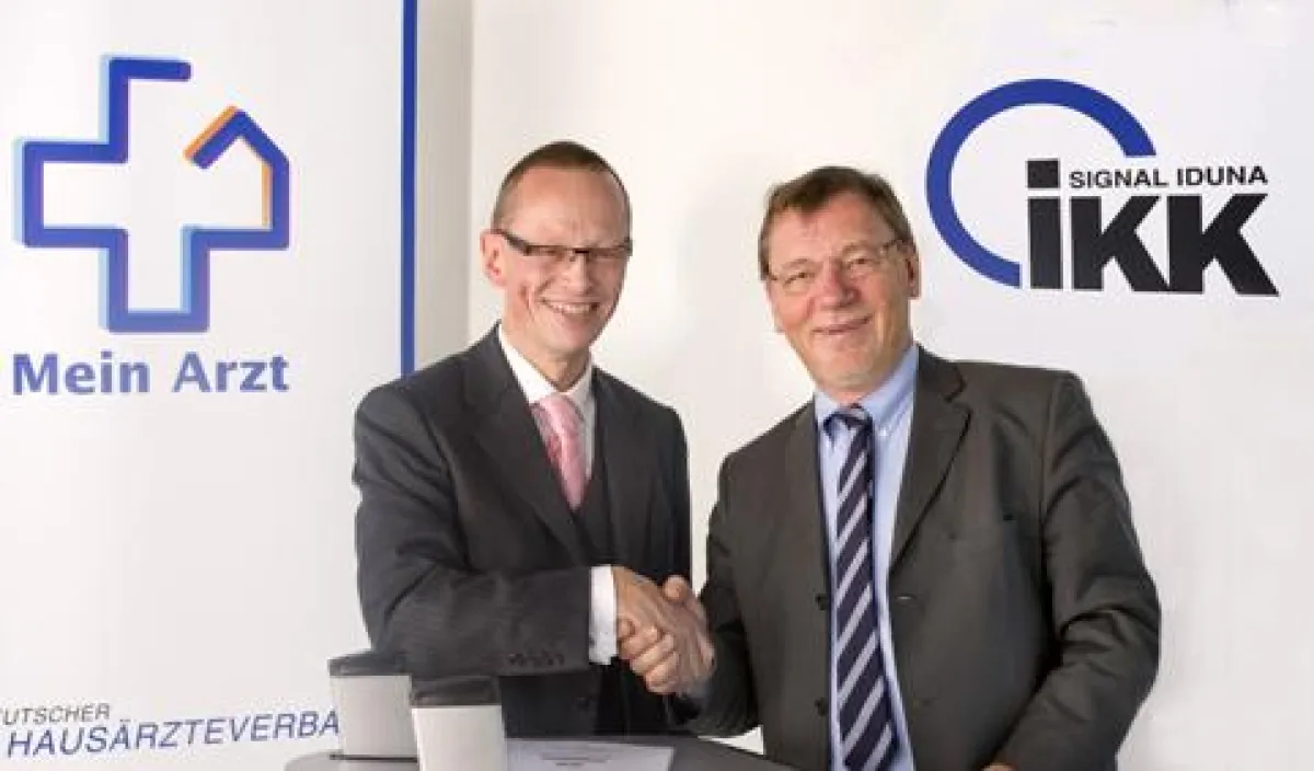 Werner J. Terlohr, stellvertretender Vorstandsvorsitzender der SIGNAL IDUNA IKK, und Ulrich Weigeldt, Bundesvorsitzender des Deutschen Hausärzteverbandes, freuen sich über die erfolgreiche Vertragsunt