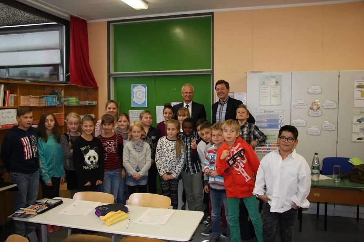 PM_Intechnica_Klasse: Dr. Klemens Gsell, 3. Bürgermeister der Stadt Nürnberg (hinten links) und Dr.