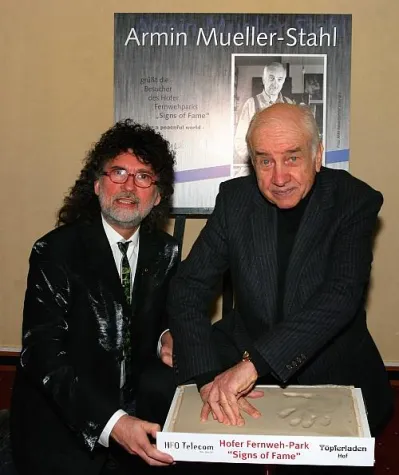 Hollywood-Schauspieler Armin Mueller-Stahl hebt Hände im "Signs of Fame Germany" für den Frieden Bild: Hollywood-Schauspieler Armin Mueller-Stahl hebt Hände im "Signs of Fame Germany" für den Frieden