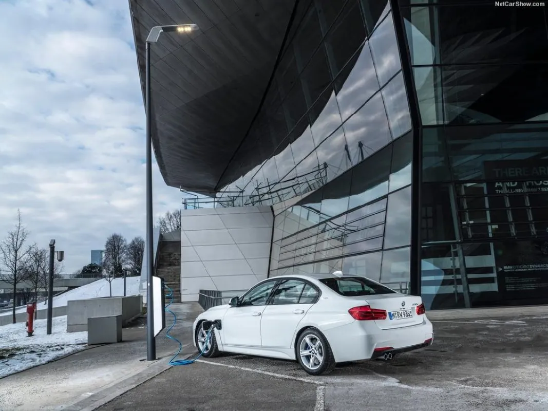 eluminocity-Ladestation vor der BMW Welt in München