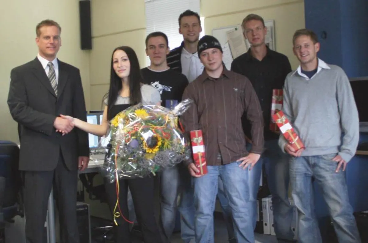 Geschäftsführer Christian Harlander (links) gratuliert den erfolgreichen Absolventen (von links) Linda Killian, Michael Frost, Michael Gottschild, Fabian Gallenberger, Tobias Gässler und Marius Vogel.