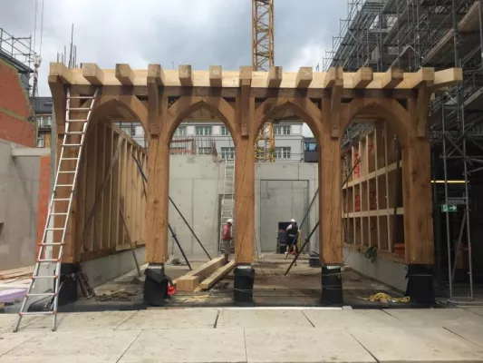 Bild: Die neue Frankfurter Altstadt wächst Schritt für Schritt: Fachwerk-Erdgeschoss des Hauses 'Esslinger' steht