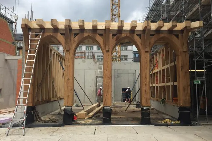 Bild: Die neue Frankfurter Altstadt wächst Schritt für Schritt: Fachwerk-Erdgeschoss des Hauses 'Esslinger' steht