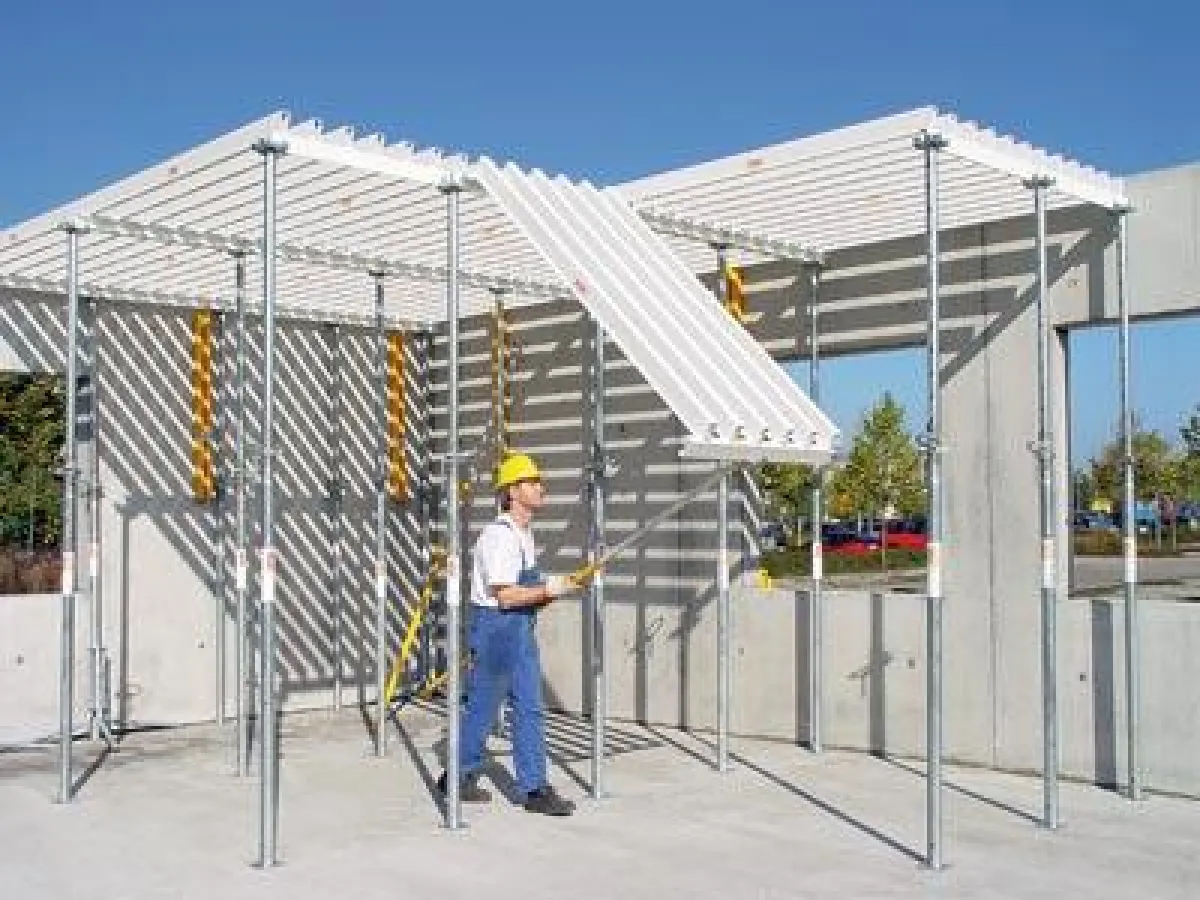 Geregelter Montageablauf: GRIDFLEX Element von unten einhängen, mit der Schalhilfe aufrichten, Deckenstütze einschwenken und ausrichten. (Foto: PERI GmbH)