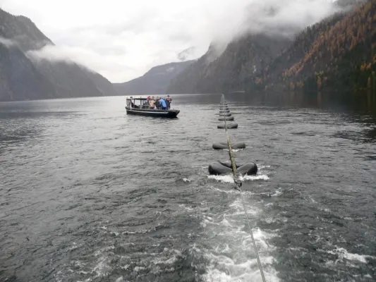 Bild: Nexans ersetzt 50 Jahre altes Mittelspannungskabel im Königssee durch VPE-isoliertes Seekabel