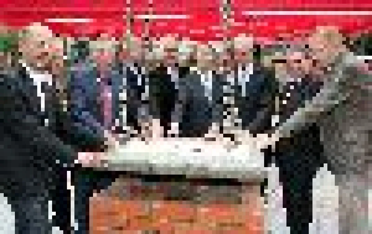 Gemeinsam legten sie den Grundstein für das neue Gebäude der Kreissparkasse Esslingen-Nürtingen.