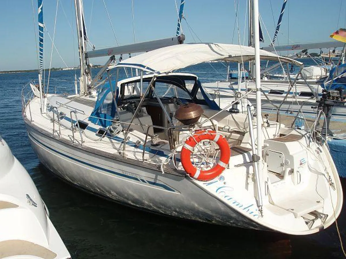 Die Yachten und Katamarane aus der Flotte von Active Travel & Diving Ltd in Cienfuegos warten auf die Gäste