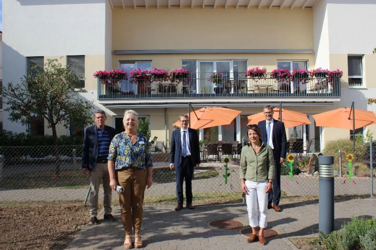 Staatssekretär Dr. Thomas Gebhart MdB (Mitte hinten) zu Gast im Haus der Pflege St. Pirmin