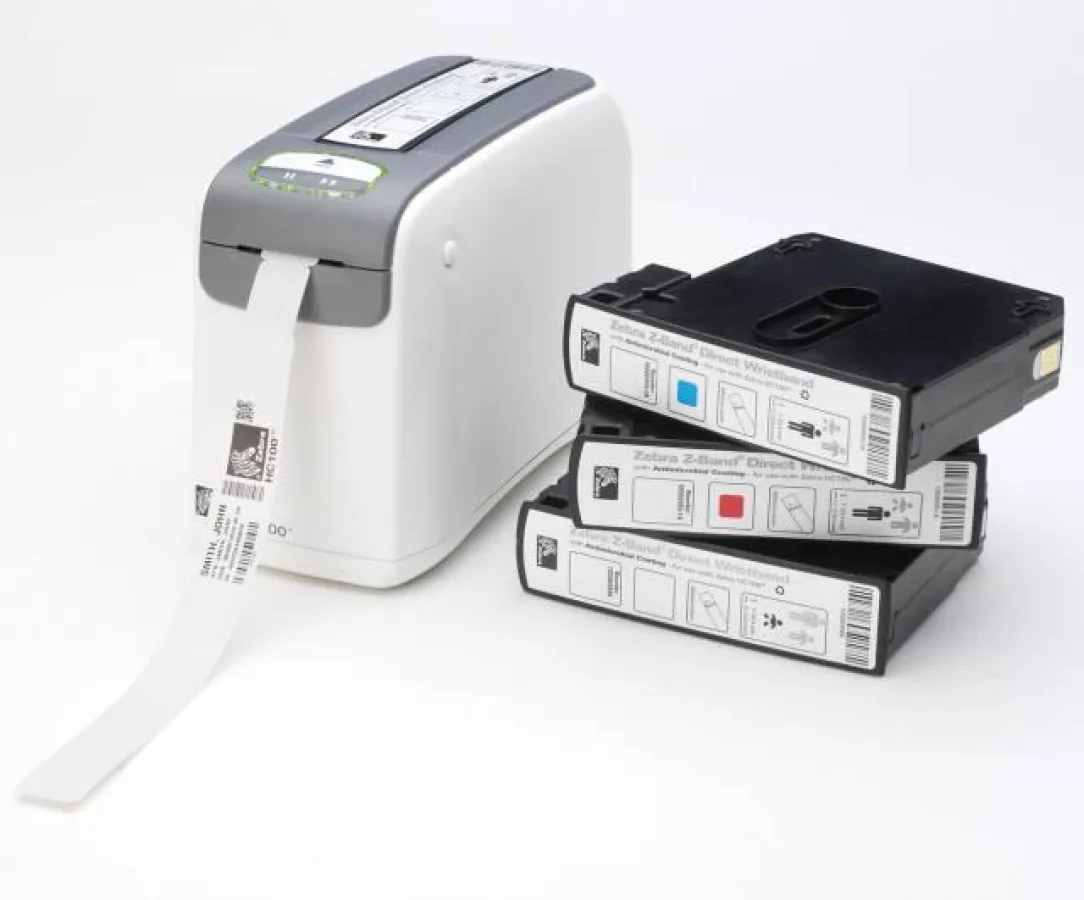 Einfaches Handling: Der Zebra HC100 Thermodirektdrucker arbeitet mit Cartridges anstatt mit Etikettenrollen. Cartridge einstecken und drucken.“