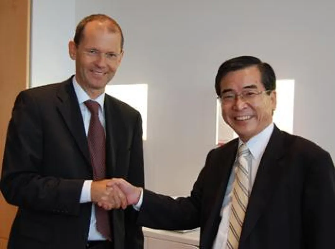 Dirk Heidenreich, CEO von Semikron International and Dr. Hisao Shigekane, President and Representative Director von Fuji Electric Device Technology unterzeichnen die Kooperationsvereinbarung.