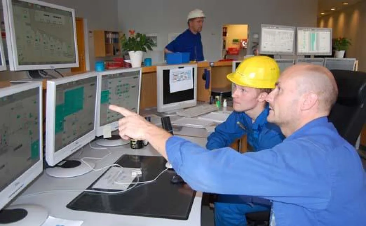 Bildunterschrift: Martin Lipinski (Mitte) erfährt mehr über die Kalibrierung