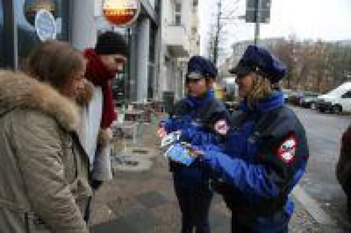 Bild: Ermittler der Pelz Polizei auf Streife in deutschen Innenstädten