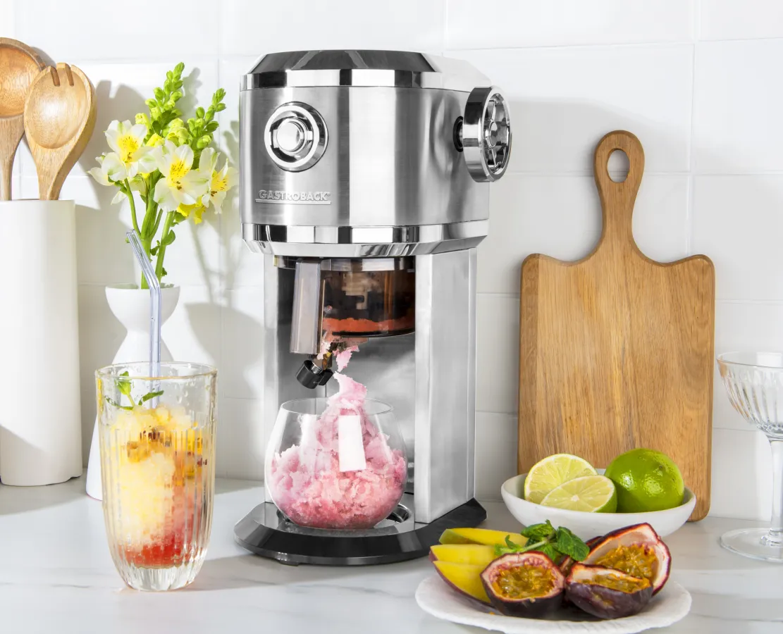 Verleihe dem Sommer einen coolen Kick mit dem GASTROBACK Design Ice Shaver. (© GASTROBACK)