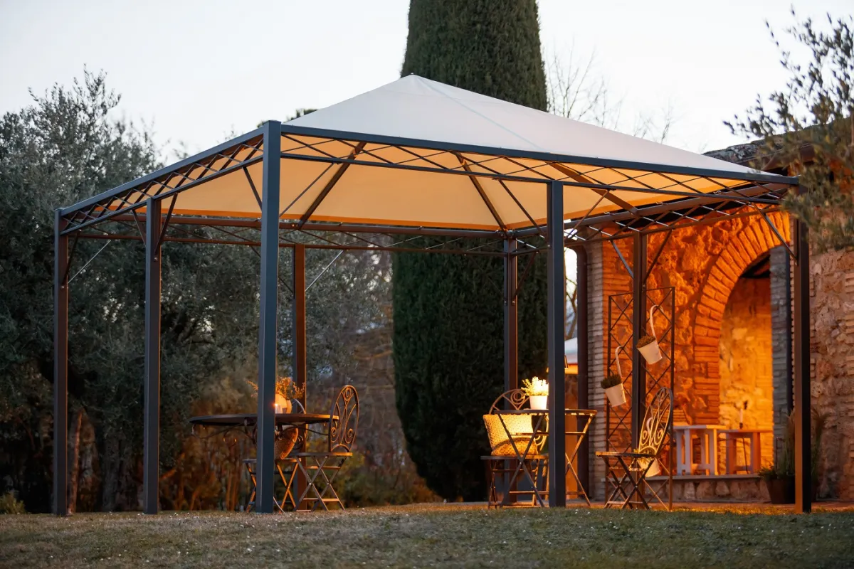 Im Bild: Der schmiedeeiserne Pavillon Torino von ELEO Gazebo. (© ELEO GmbH)