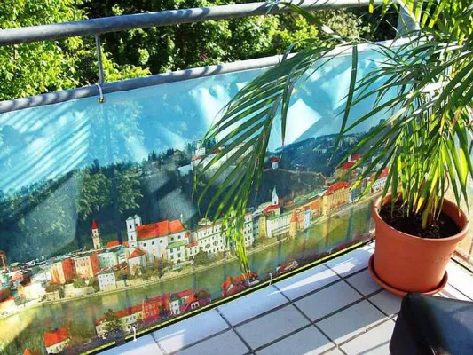 Bild: WENZEL bringt Farbe auf den Balkon: Individuell bedruckter Balkonsichtschutz statt grauem Fassadenalltag