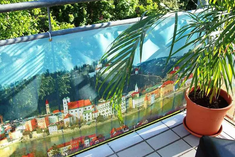 Bild: WENZEL bringt Farbe auf den Balkon: Individuell bedruckter Balkonsichtschutz statt grauem Fassadenalltag