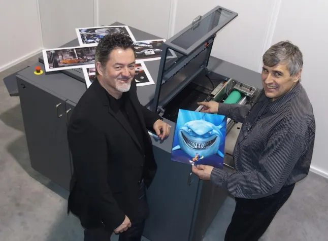 Bild: Schutzlackierung und UV-Coating als Alternative zum Cellophanieren und Laminieren