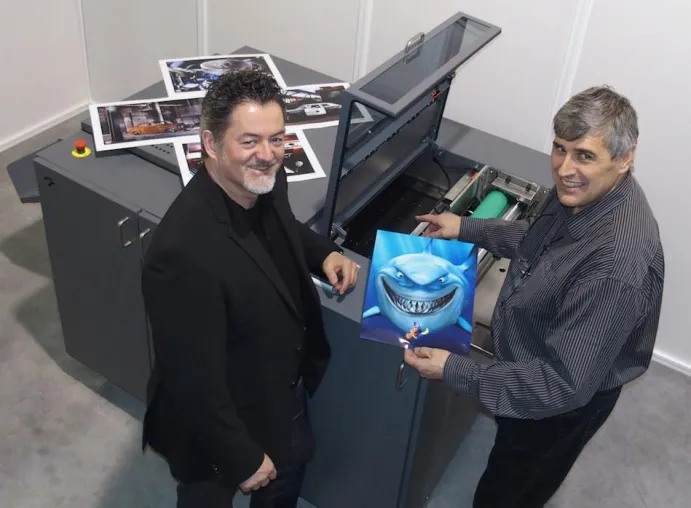 Bild: Schutzlackierung und UV-Coating als Alternative zum Cellophanieren und Laminieren