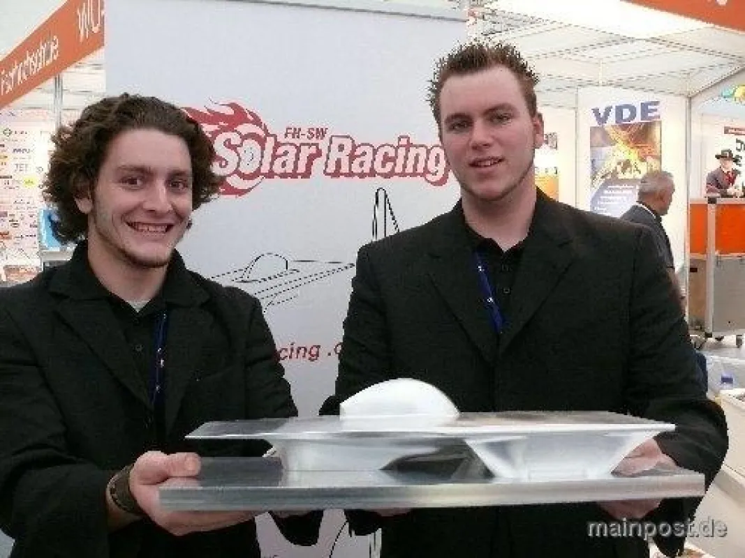 Eduard Melcher (l.) und Carsten Roller (r.) zeigen stolz Ihren zukünftigen Traum