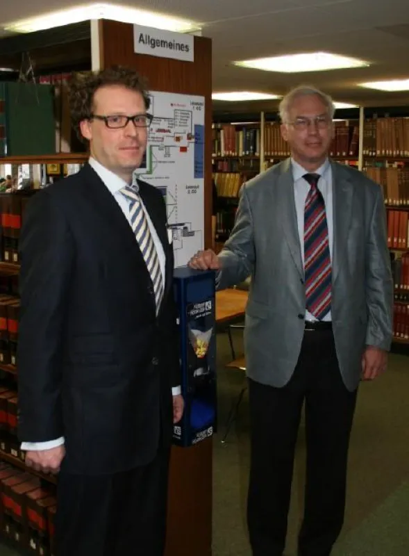 Dirk Köttgen und Prof. Wolfgang Schmitz mit Gehörschutzspender