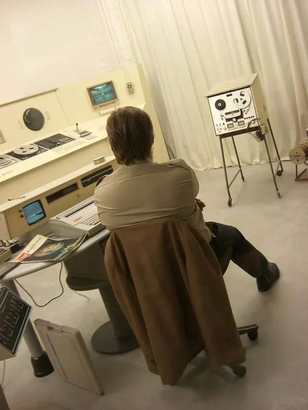 Künstler Robert Kusmirowski bei seiner Performance in der Galerie Magazin, Berlin.