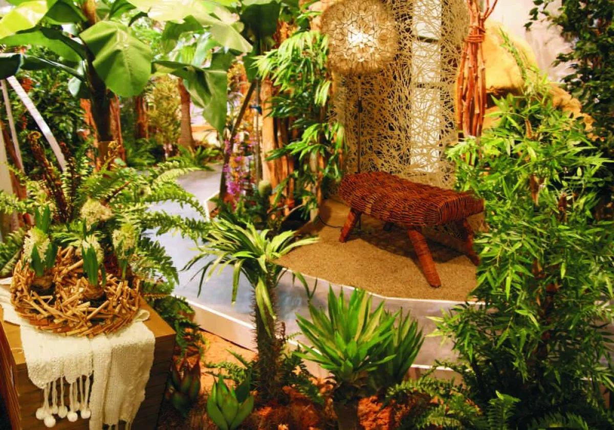 Dschungel: Botanic Haus, Bank , Raumteiler und Lampe: O living, Frühjahrskranz auf Strickdecke: Kunstgewerbe Gehlmann