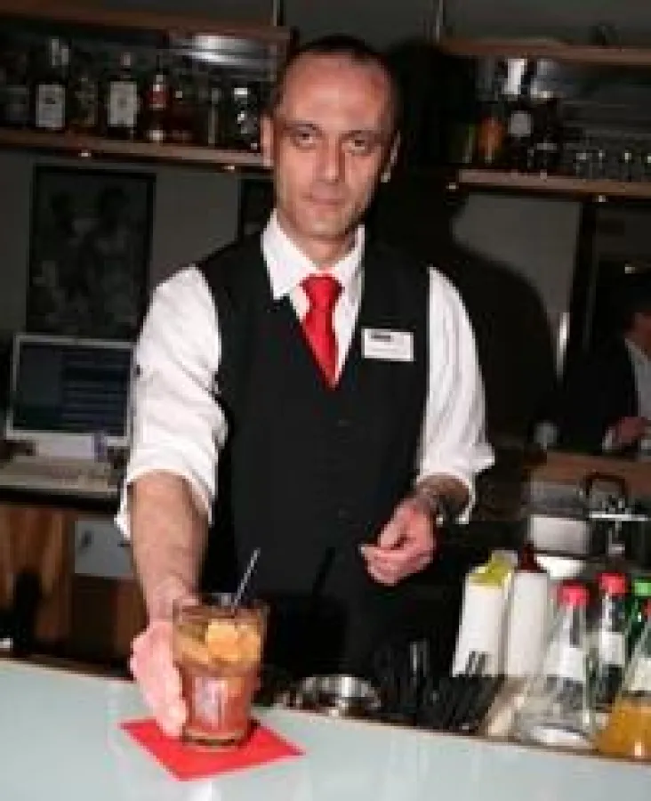 Barmeister Reinhard Schmutzer serviert eine Seminarinha