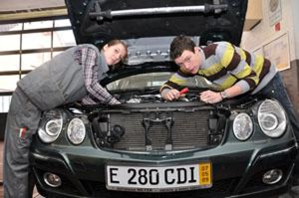 Die Azubis Tina Wiebe und Daniel Heckmann tüfteln in der Lehrwerkstatt des Berufsbildungszentrums Vechta an einem Fahrzeug.