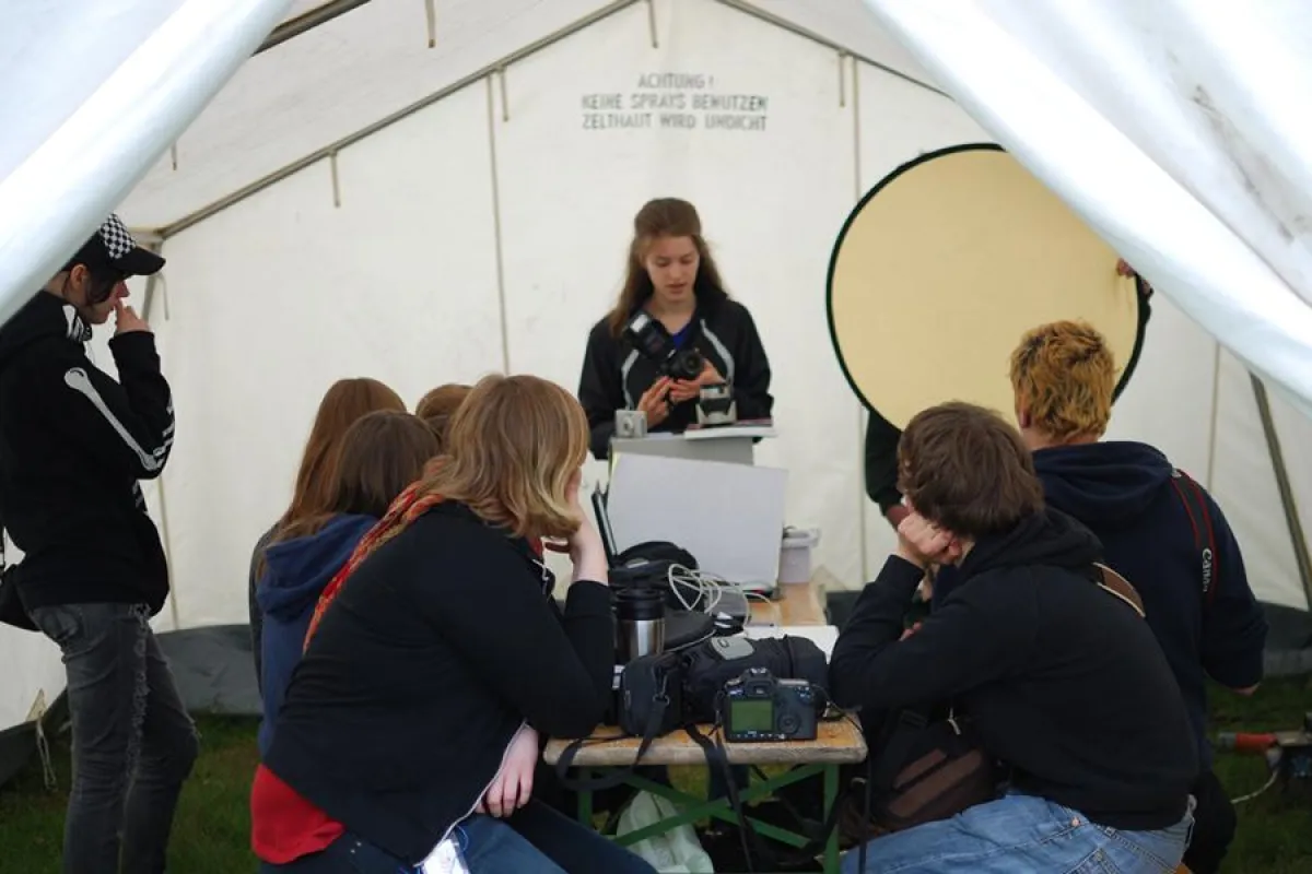 Auf dem JugendMedienCamp lernen die Teilnehmenden den Umgang mit Medien.