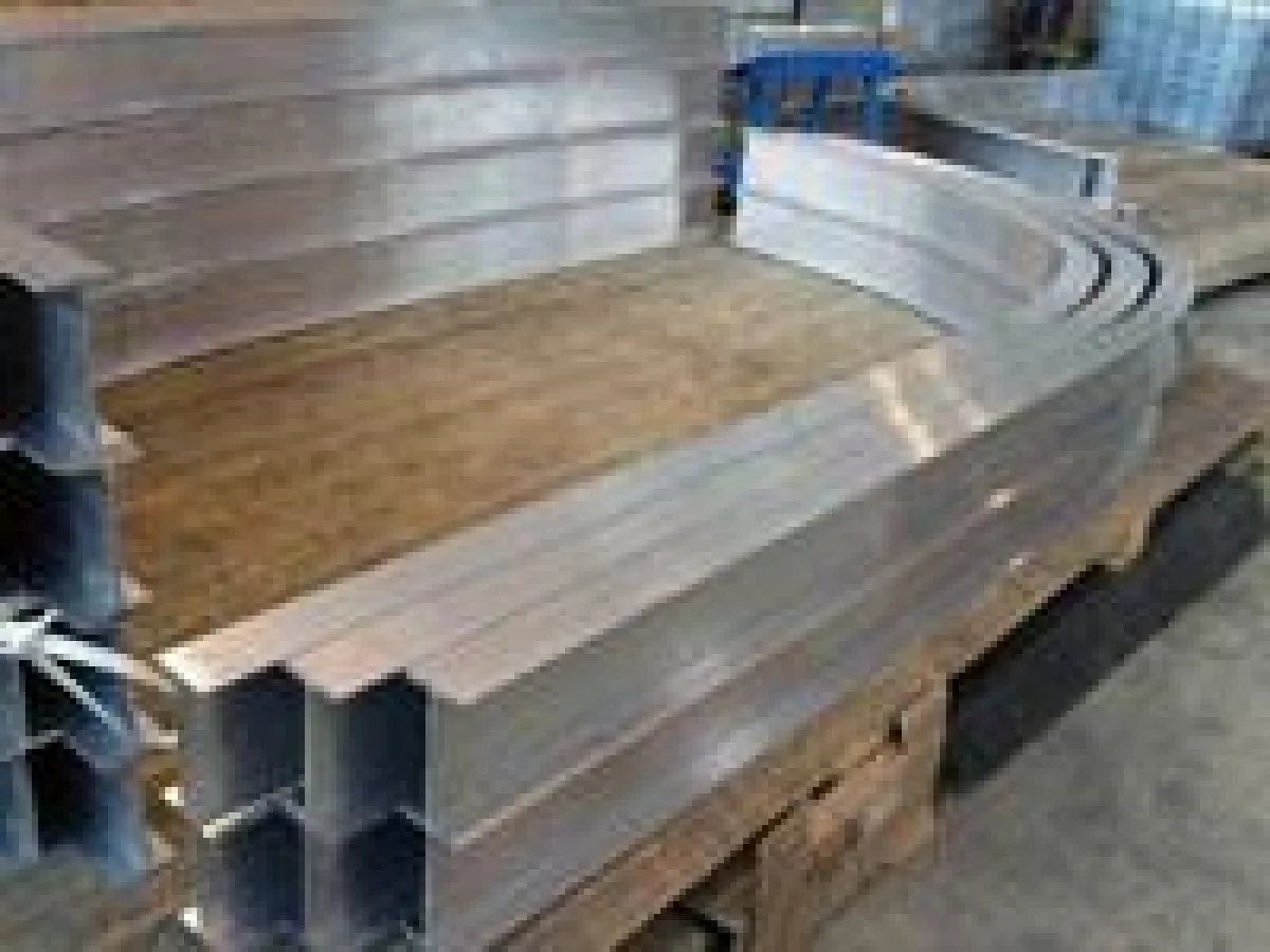 Halgand fertigt neben Einzelbauteilen für unterschiedliche Industrien auch Sondermaschinen, Anlagen und Werkzeuge.