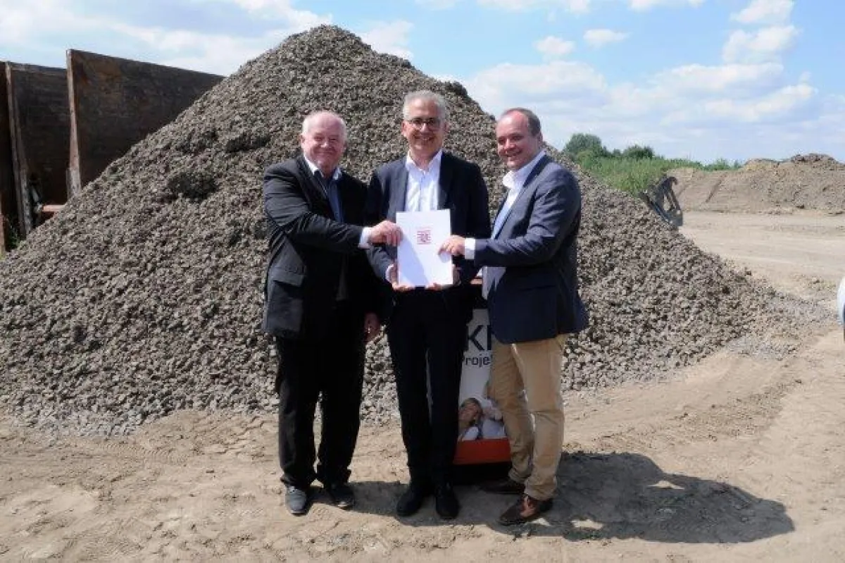 Im Bild: Die Verantwortlichen (Foto: EWR)