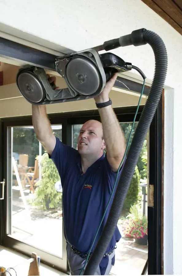 Fensterwechsel ohne Dreck - die Spezialsäge saugt anfallende Späne gleich ab