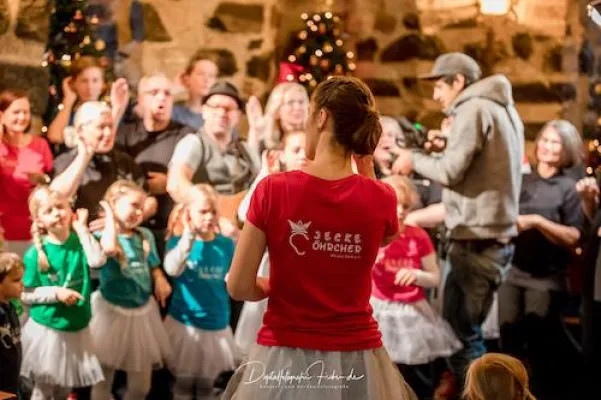 Gemeinschaftsprojekt mit Oliver Blum von „Die Blömcher“ Vereinslied „Luur hin“ ab 26. Januar online verfügbar Bild: Gemeinschaftsprojekt mit Oliver Blum von „Die Blömcher“ Vereinslied „Luur hin“ ab 26. Januar online verfügbar