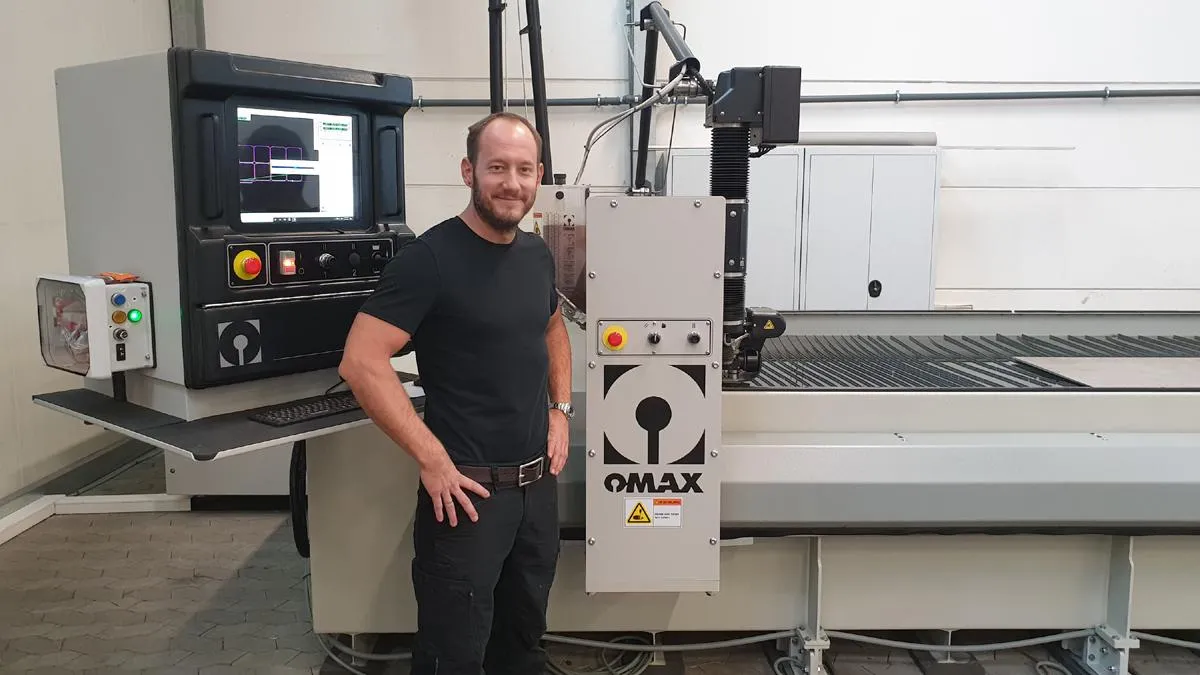 Oliver Dohmen präsentiert die neue Wasserstrahlschneidanlage©HWN titan GmbH