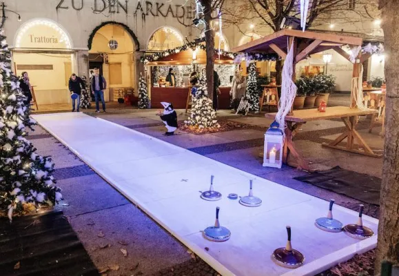Bild: NEU 2018 im Berliner Nikolaiviertel: Eisstock-Schießen und Winter-Bar im Reinhardshof