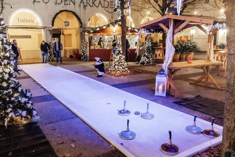 Bild: NEU 2018 im Berliner Nikolaiviertel: Eisstock-Schießen und Winter-Bar im Reinhardshof