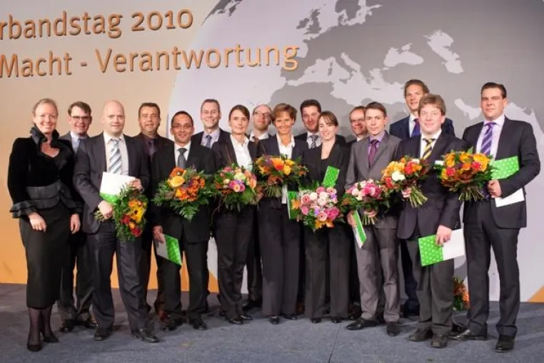 Die Führungskräfte der Wohnungswirtschaft von morgen zeigen Verantwortungsbewusstsein Bild: Die Führungskräfte der Wohnungswirtschaft von morgen zeigen Verantwortungsbewusstsein