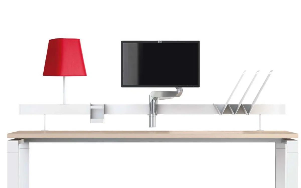 Monitorarm PLUG AND PLAY im Einsatz