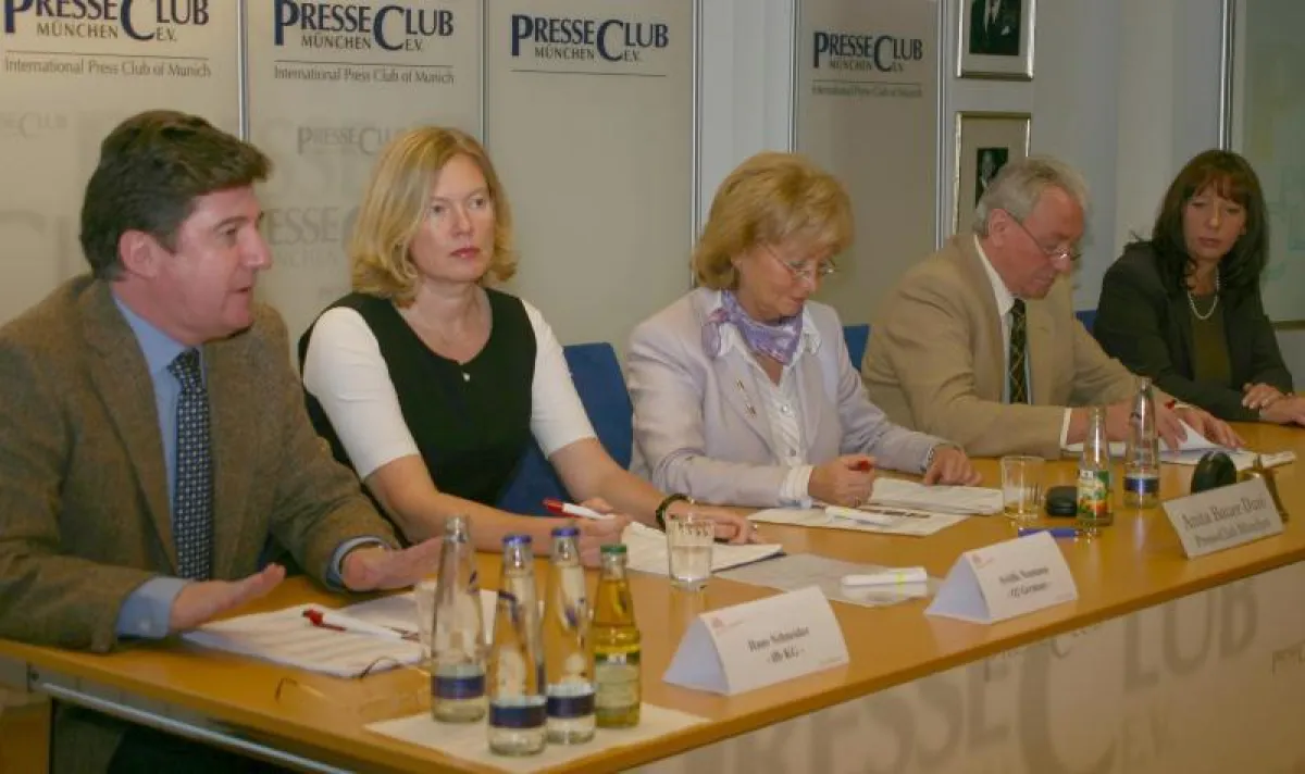 v.l.n.r.: Hans Schneider (ifb KG), Sybille Neumann (O2 Germany), Anita Bauer-Duré (Moderation), Reinhold Stegschuster (EADS-Forschung), Martina Guidotti (opentext)