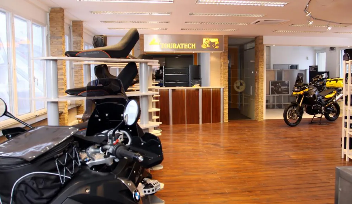Der Motorradausrüster Touratech ist nun auch in der Hauptstadt präsent. Bei Riller & Schnauck in Berlin-Steglitz wird das Touratech-Sortiment  auf einer eigenen Etage präsentiert.