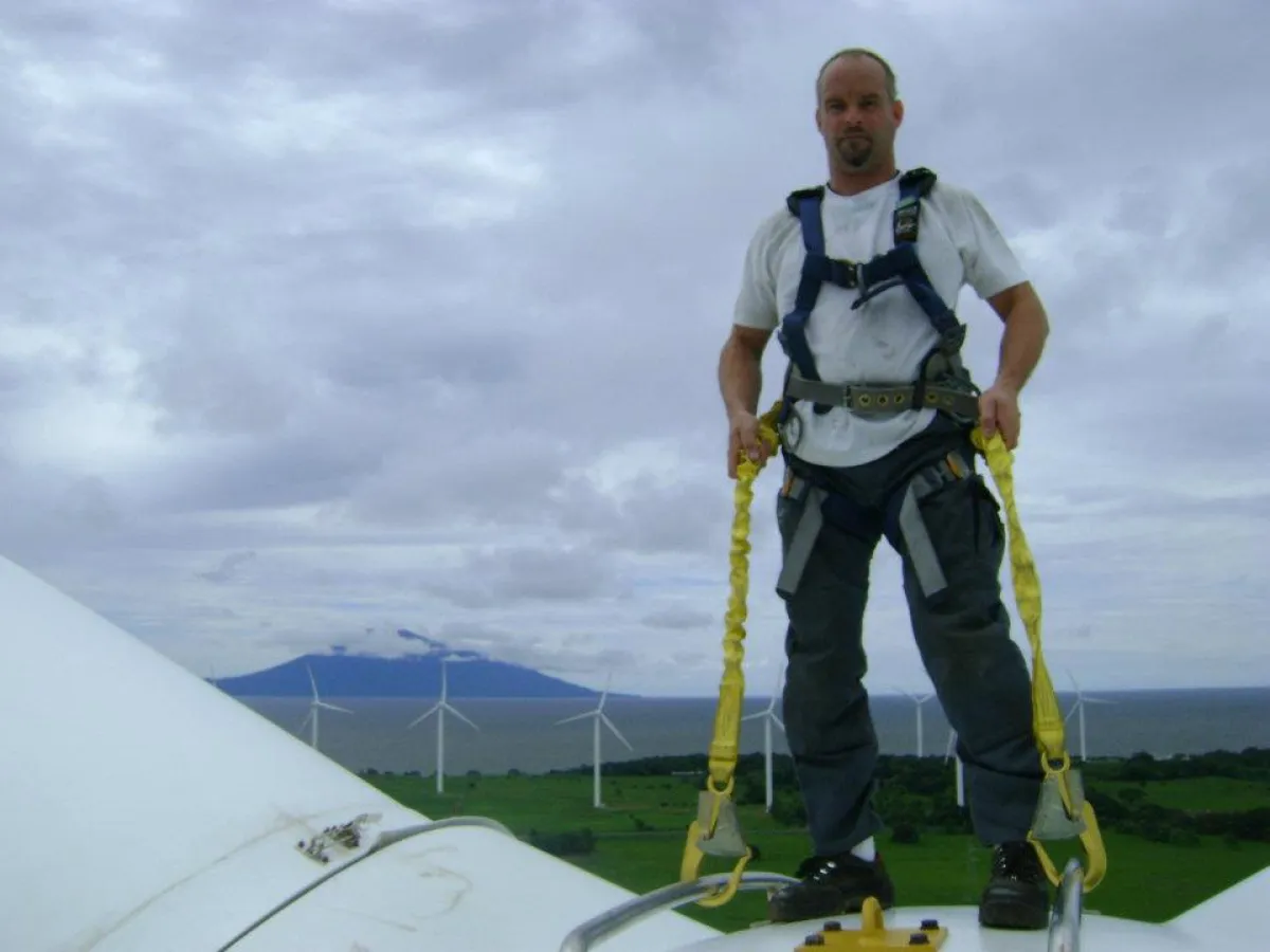 In luftiger Höhe: Carsten Brønd auf der Turbine einer Windenergieanlage