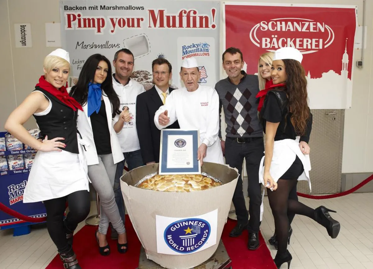 Der Rekord Marshmallow-Muffin - Leo, Anto (beide Queensberry); Dominique Samstag (SB Global Foods); Olaf Kuchenbecker (Guinness World Records Juror); Gerhard Hinz (Schanzenbäckerei); Josef Reppenhorst