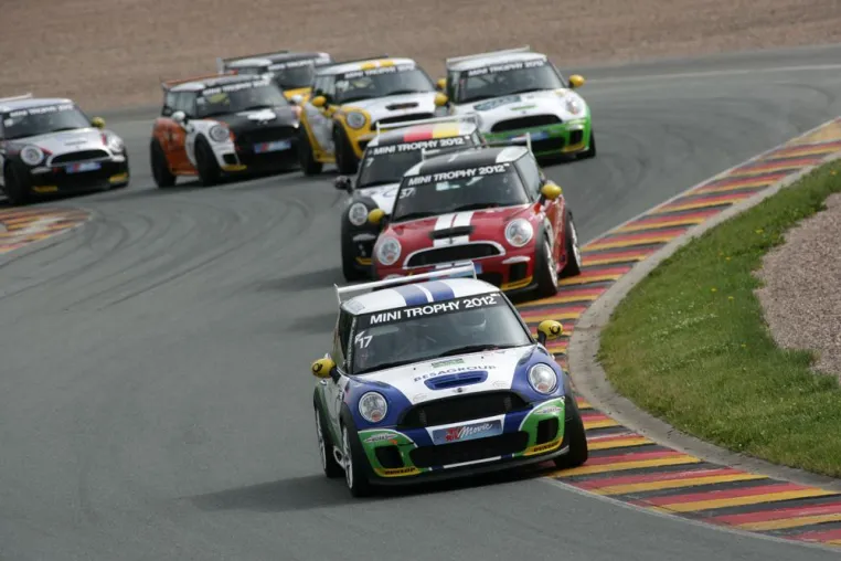 Favoriten siegen – Tabellenspitze der MINI TROPHY rückt enger zusammen. Bild: Favoriten siegen – Tabellenspitze der MINI TROPHY rückt enger zusammen.