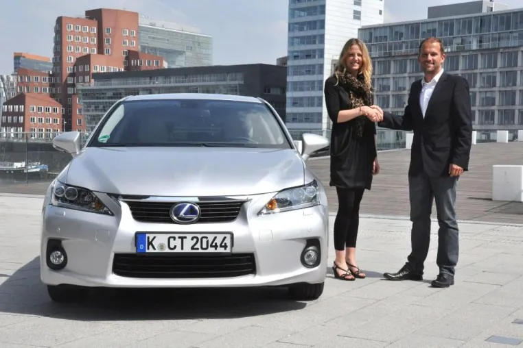 Bild: GRÜNER FAHRSPASS AUF DEUTSCHLANDS STRASSEN - FÜNF GLÜCKSPILZE GEWINNEN VOLLHYBRID-AUTO LEXUS CT 200H