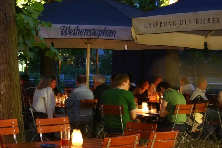 Public Viewing - Leichtathletik-WM im Biergarten Bild: Public Viewing - Leichtathletik-WM im Biergarten