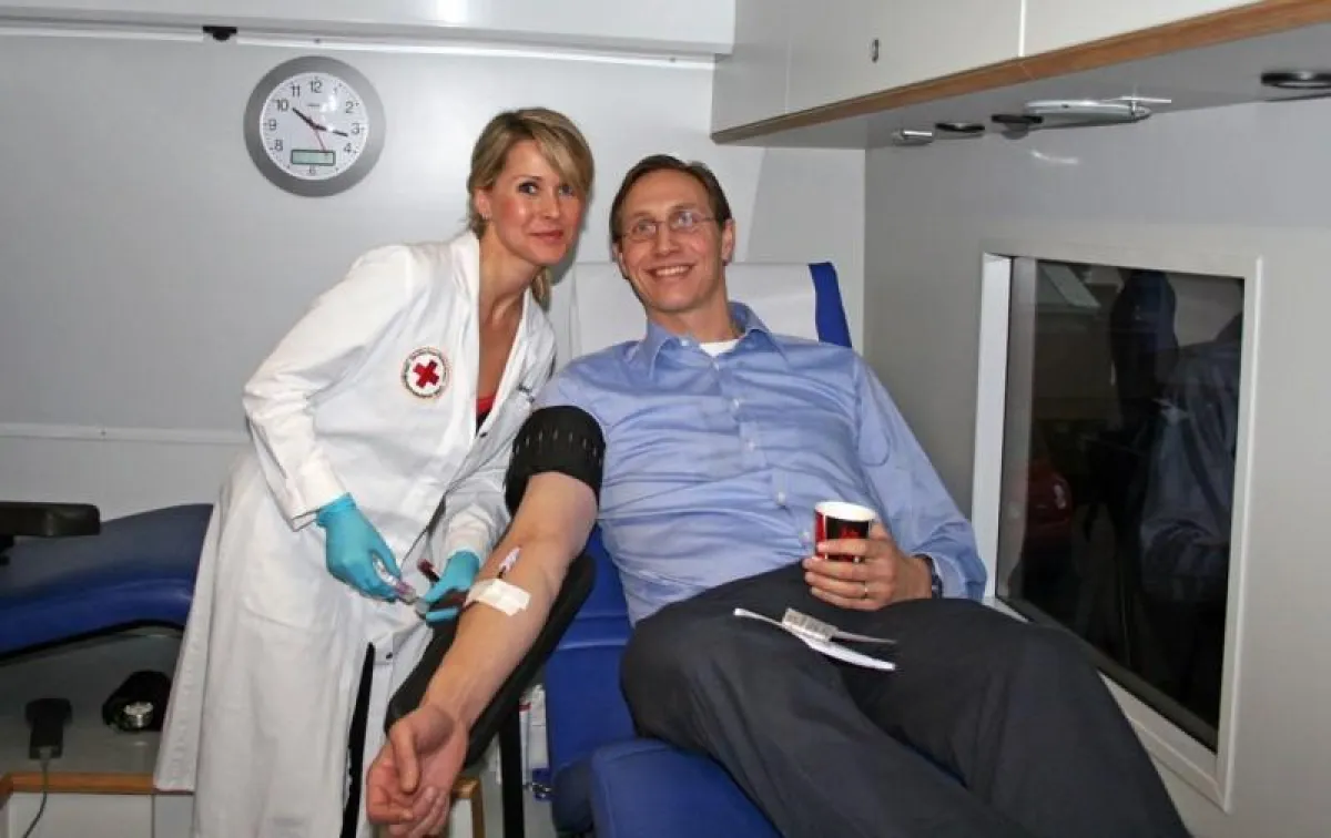 NWB Geschäftsführer Dr. Ludger Kleyboldt spendete Blut bei Jeanette Czudaj vom Deutschen Roten Kreuz